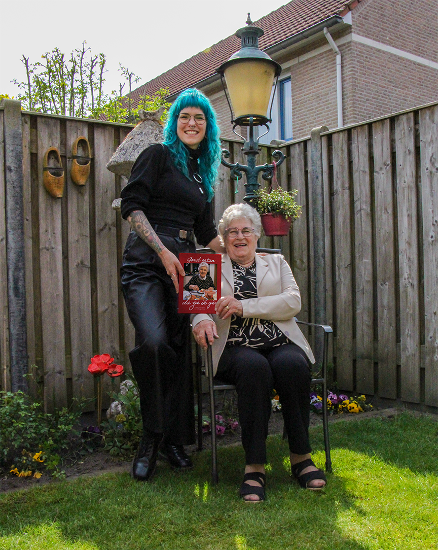 Img - Portret foto van oma en ik die samen het kookboek vasthouden